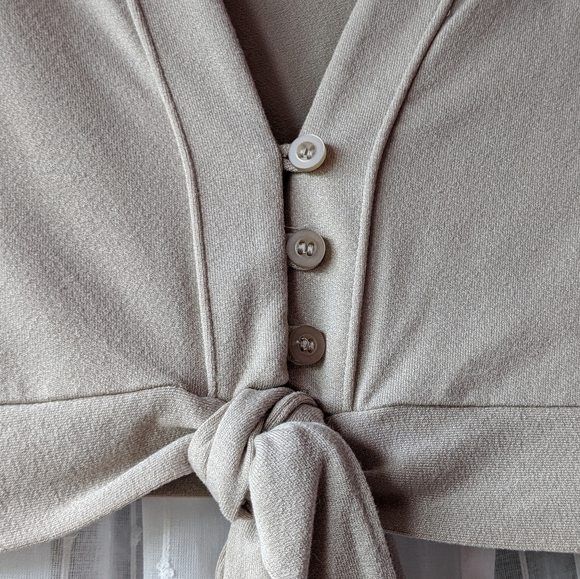 Button up/Tie/Plunged neck, crop top - Picture 4 of 6